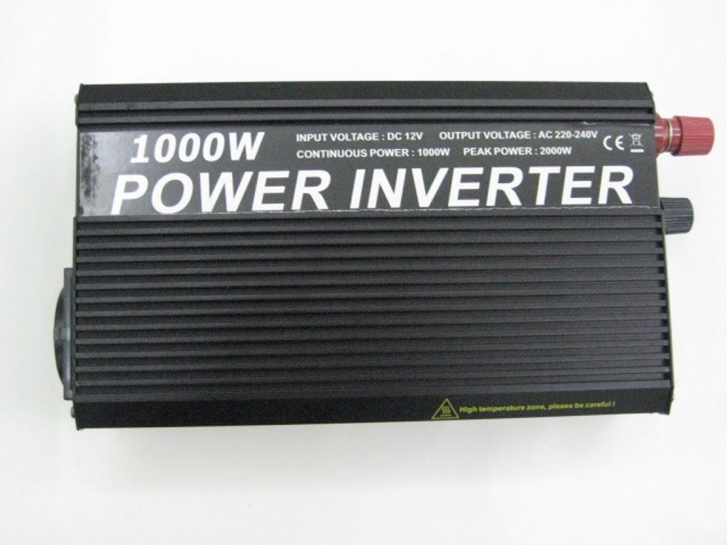 FESZÜLTSÉG ÁTALAKÍTÓ 12V/220V 1000W