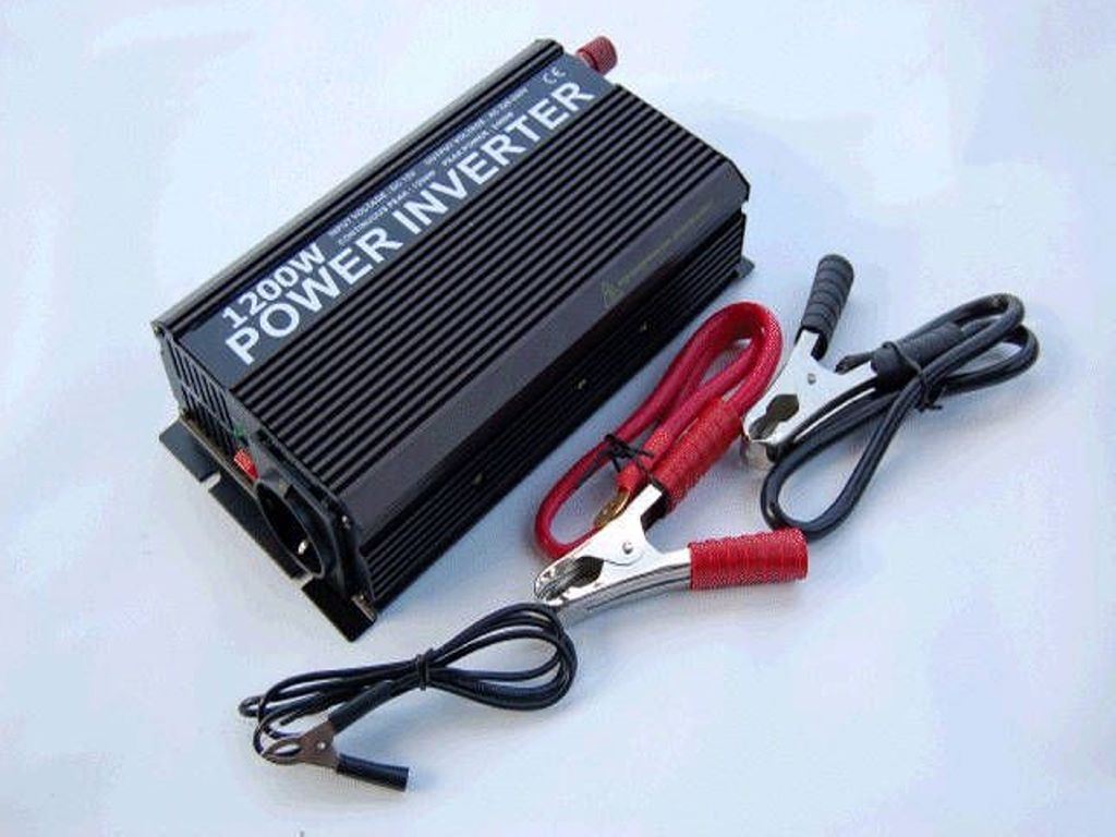 FESZÜLTSÉG ÁTALAKÍTÓ 12V/220V 1200W