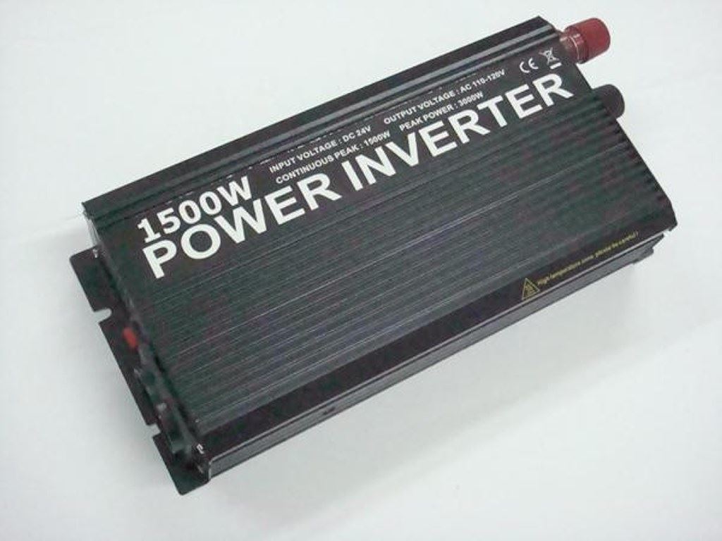 FESZÜLTSÉG ÁTALAKÍTÓ 24V/220V 1500W