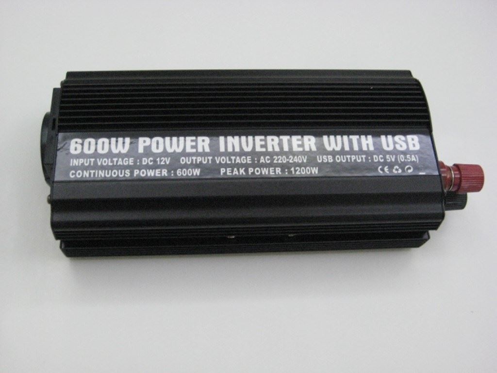 FESZÜLTSÉG ÁTALAKÍTÓ 12V/220V 600W