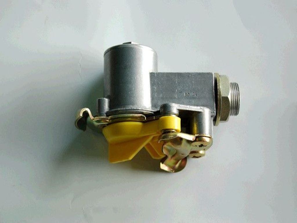 PNEUM CSATLAKOZÓ. SÁRGA M16 SZŰRŐVEL