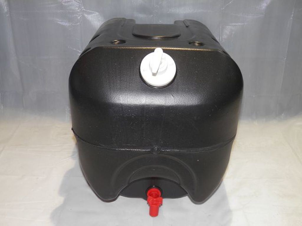 VÍZTARTÁLY ADAGOLÓVAL