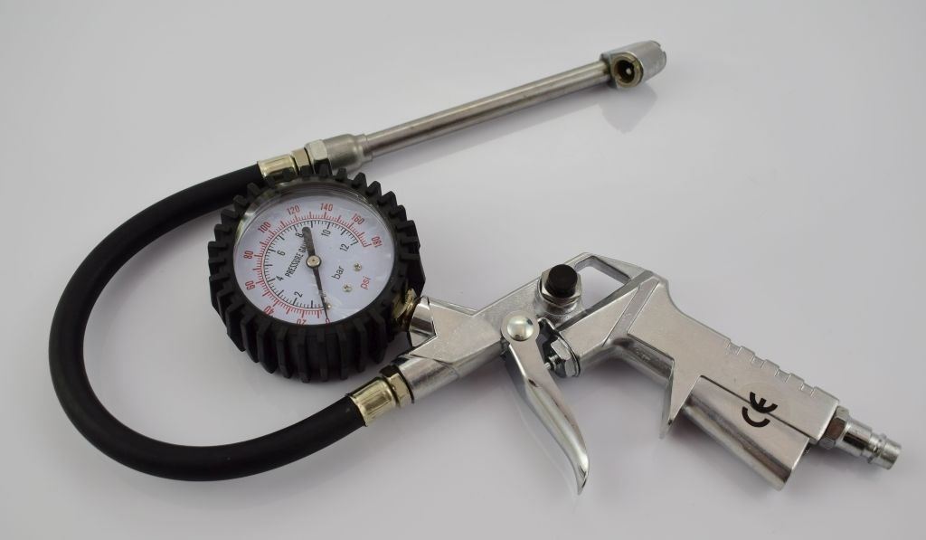 FELFÚJÓ PISZTOLY NYOMÁSMÉRŐVEL