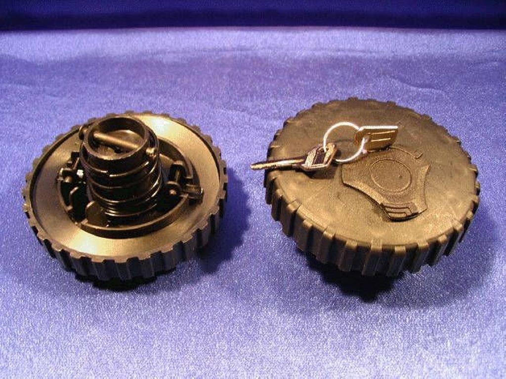 KOREK WLEWU PALIWA FI80 Z KLUCZEM PLAST.