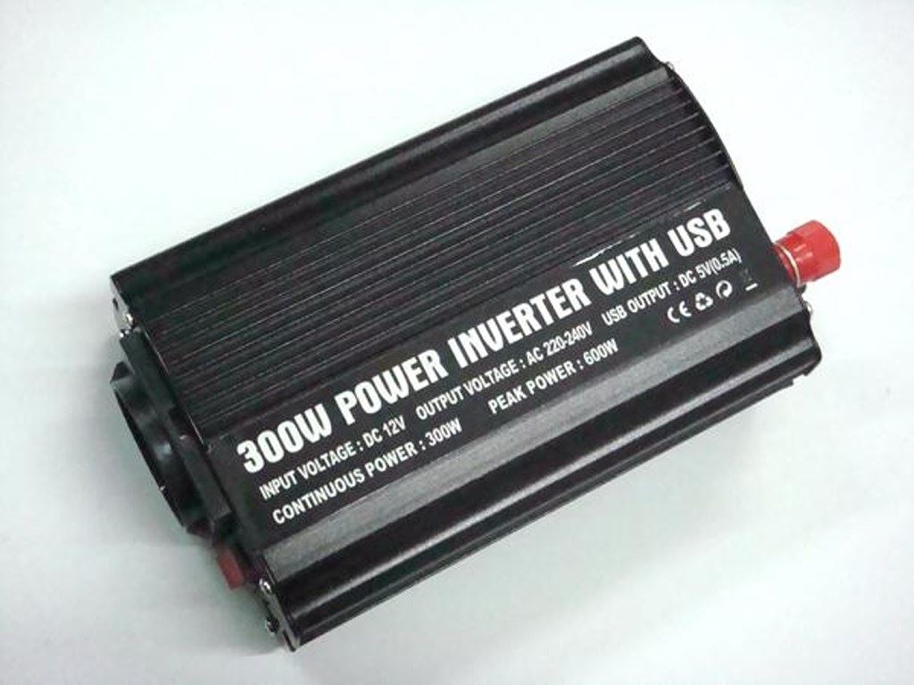 FESZÜLTSÉG ÁTALAKÍTÓ 12V/220V 300W